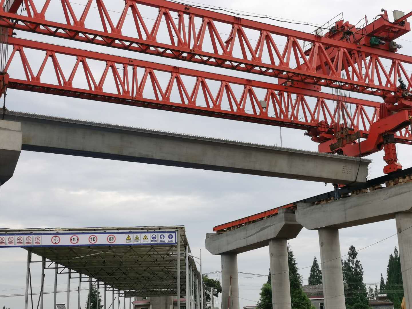 伍益14標大里程方向首片梁板成功架設照片 (2).jpg