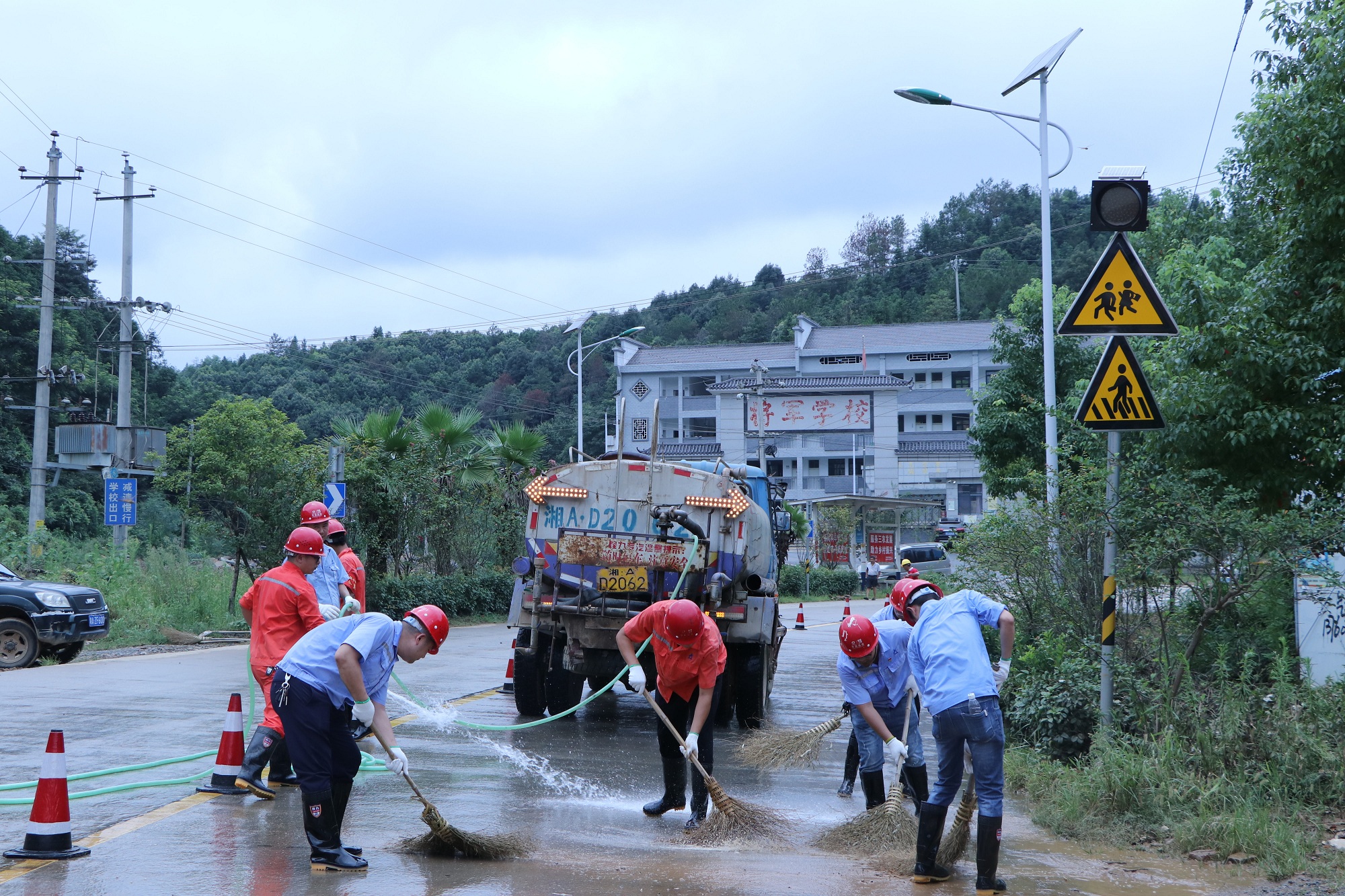 照片：洪水退了  身上厚重的泥土味獲村民點(diǎn)贊_副本.jpg