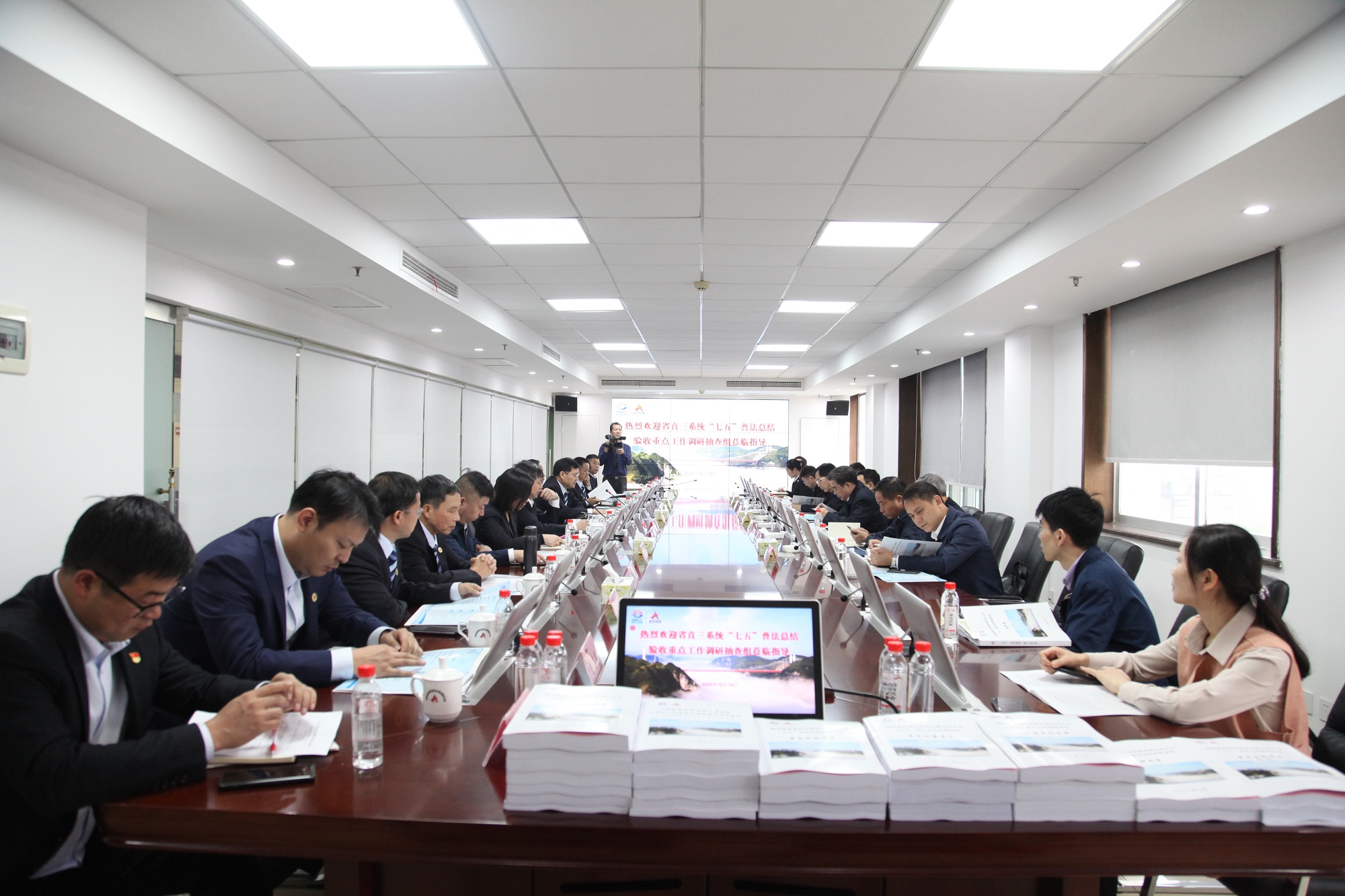 “七五”普法驗(yàn)收會在集團(tuán)六樓會議室進(jìn)行_副本.jpg