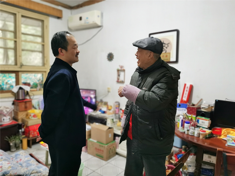 4、2月4日，湯向東慰問(wèn)老領(lǐng)導(dǎo)易文林_副本_副本.jpg