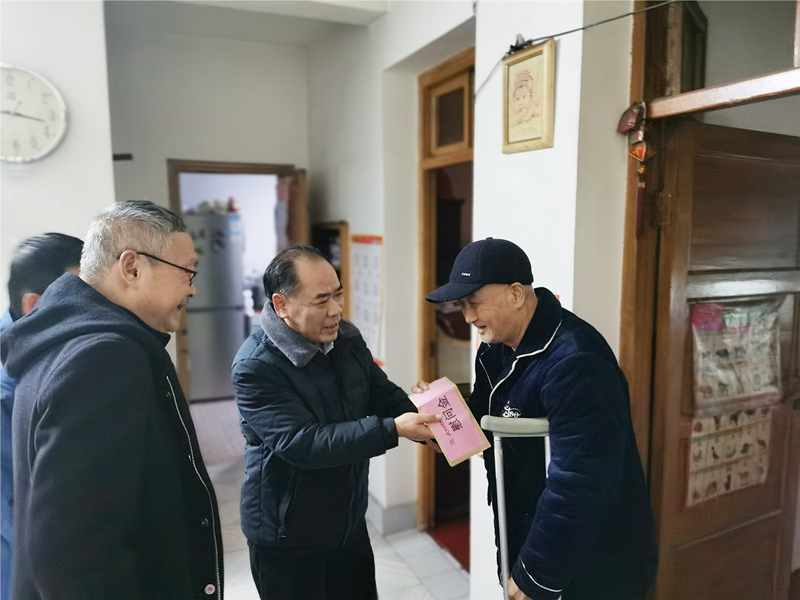 6、2月8日，盛希慰問(wèn)黨員黃勵(lì),到家中對(duì)其重病出院的父親。_副本_副本.jpg