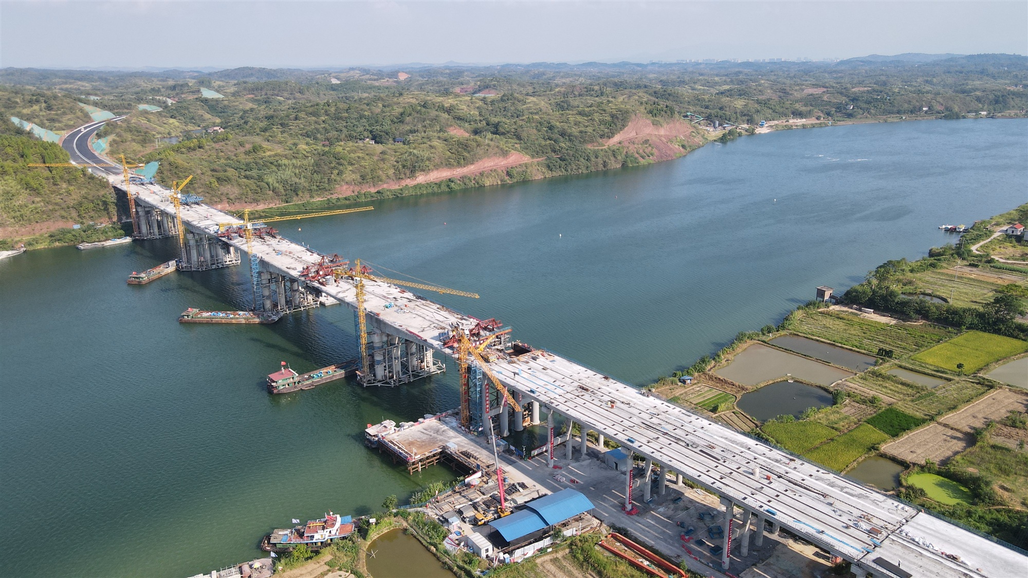 3石潭湘江特大橋左幅順利合龍_副本.jpg
