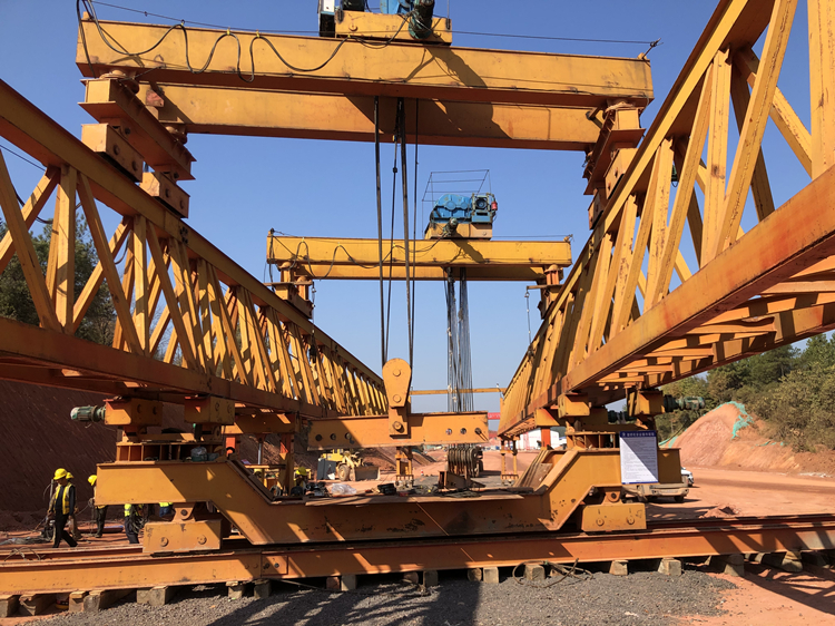 醴婁高速公路二施工分部首片箱梁成功架設(shè)1.jpg