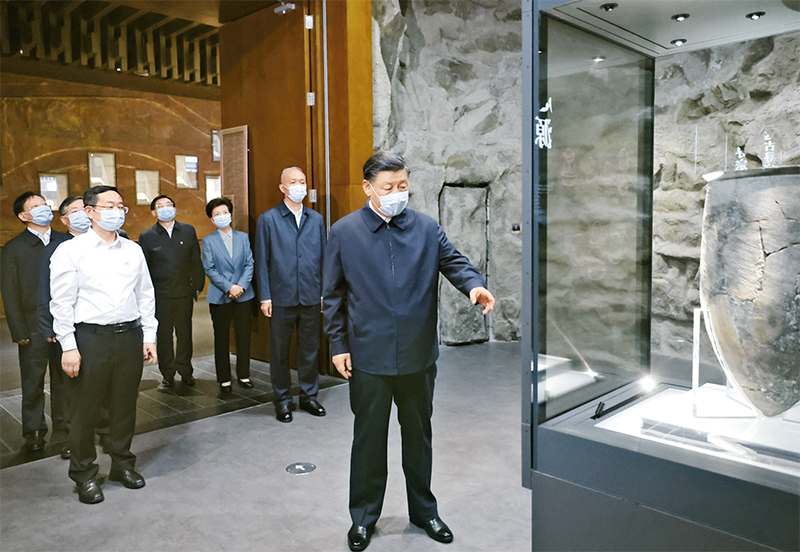 2023年6月2日，中共中央總書記、國(guó)家主席、中央軍委主席習(xí)近平在北京出席文化傳承發(fā)展座談會(huì)并發(fā)表重要講話。這是座談會(huì)前，習(xí)近平2日下午在中國(guó)歷史研究院考察。 新華社記者 鞠鵬/攝