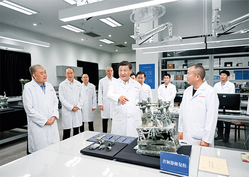 2023年7月25日至27日，中共中央總書記、國(guó)家主席、中央軍委主席習(xí)近平在四川考察。這是26日下午，習(xí)近平在位于德陽(yáng)市廣漢市的三星堆博物館文物保護(hù)與修復(fù)館，同現(xiàn)場(chǎng)工作人員親切交流。 新華社記者 謝環(huán)馳/攝