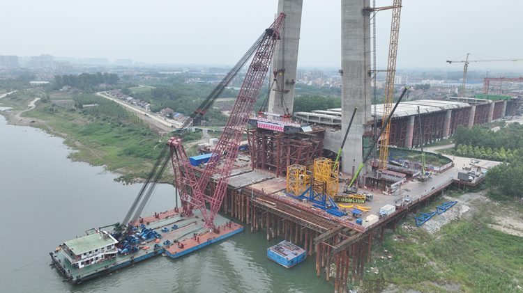 觀音寺長江大橋公安側(cè)首節(jié)鋼-UHPC組合梁吊裝成功_副本.jpg