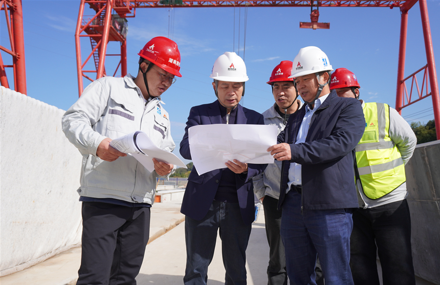 周強(qiáng)調(diào)研督導(dǎo)桃源樞紐二線橋梁項(xiàng)目建設(shè)_副本.jpg